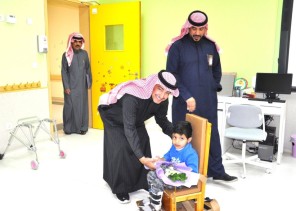 “الهذلول” يتكفل بتغطية علاج طفلين في مركز الملك سلمان للأطفال ذوي الإعاقة بحائل