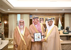 أمير جازان يتسلم التقرير السنوي لفرع الرئاسة العامة للبحوث العلمية والإفتاء بالمنطقة