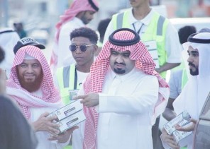 محافظ بيش يشارك الصائمين إفطارهم بجمعية الدعوة ببيش