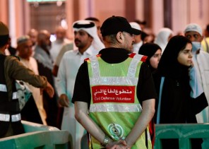 متطوعو الدفاع المدني يشاركون في خدمة ضيوف الرحمن ..