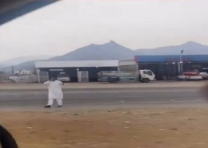 “له من اسمه نصيب” .. شاهد: مقيم باكستاني يوقف السيارات على الطريق في تهامة بلقرن من أجل إفطار الصائمين في مطعمه