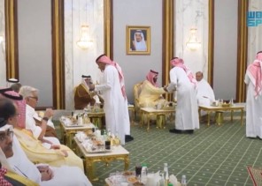 وفي موقف بروتوكولي ملكي عالي المستوى.. شاهد: سمو ولي العهد يرفض أخذ فنجال القهوة قبل ضيفه رئيس الوزراء الباكستاني