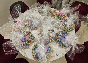 سواعد الحي بمركز المسفلة يساهم في تجهيز مصليات العيد وتوزيع الحلوى على المصلين