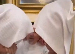 نظير عمله وجهده.. شاهد: الشيخان عبدالرحمن السديس وماهر المعيقلي يتبادلان تقبيل يد الشيخ عثمان