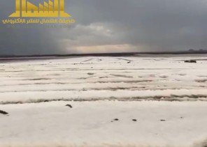 عدسة صحيفة “الشمال” الإخبارية توثق مشهد مهيب لسحابة هائلة محملة بزخات البرد في سماء قرية الحويط جنوب حائل