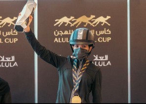 أصبحت أول هجانة سعودية تتوج بلقب في الهجن العلا .. تحقق احلام ريما