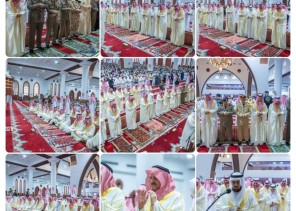 أمير الشرقية يودي صلاة عيد الفطر المبارك مع جموع المصلين بالدمام
