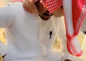 شاهد.. فيديو مؤثر للقاء اثنين من زملاء العمل بعد انقطاع دام أكثر من 25 عاماً