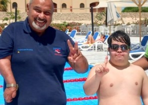 سباح سعودي من ذوى الهمم يجتاز التدريبات الاولية المؤهلة لعبور المانش بالغردقة