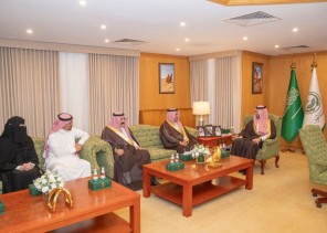 نيابةً عن أمير منطقة الجوف.. الأمير متعب بن مشعل يكرم الطالبة الريس لفوزها في مبادرة “منافس”