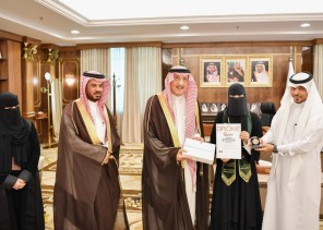 سمو أمير جازان يكرم الطالبة ملك قيسي لحصولها على الميدالية البرونزية على مستوى العالم في معرض الاختراعات بجنيف