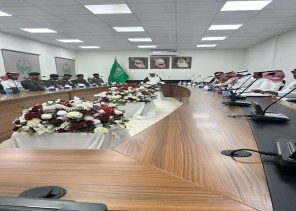 محافظ الحائط “فهد الصنيدح” يترأس اجتماع لجنة السلامة المرورية