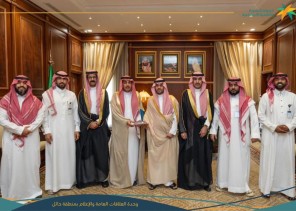 نائب أمير حائل يستقبل مدير فرع الموارد البشرية ومساعديه بمناسبة تحقيق جائزة التميز المؤسسي 2023م