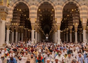 الآلاف من ضيوف الرحمن يؤدون صلاة الجمعة اليوم بالمسجد النبوي قبيل اداء مناسك الحج