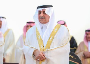 أمير منطقة تبوك يؤدّي صلاةَ عيد الأضحى المبارك مع جموع المصلين