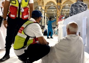 متطوعون يشاركون الدفاع المدني في خدمة ضيوف الرحمن خلال موسم حج 1445هـ