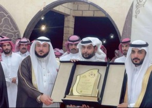 قبلان المظيبري يقدم درع تهنئة من صحيفة الشمال الإلكترونية للدكتور فواز الرقاص