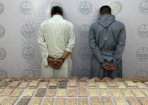 مكافحة المخدرات تقبض على شخصين بمنطقة المدينة المنورة لترويجهما 75,600 قرص من مادة الإمفيتامين المخدر
