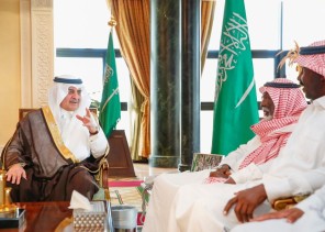 أمير منطقة تبوك يستقبل المواطن مرزوق العقبي الذي تنازل عن قاتل ابنه لوجه الله تعالى