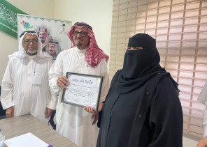 الحازمي رئيس جمعية المتقاعدين بجازان يكرم الادارة التنفيذية بالجمعية