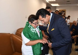 وزير الشباب والرياضة المصري يلتقي السباح السعودي فيصل القصيبي قبل تحدي عبور المانش