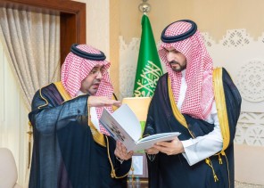 نائب أمير الشرقية يلتقي المدير الإقليمي لبنك التنمية الاجتماعية في المنطقة