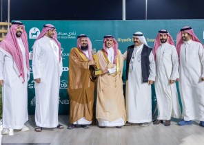 وكيل إمارة الشرقية يسلم كأس الإمارة لمالك الجواد الفائز