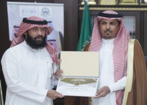 محافظ الشملي يكرم الداعمين لميدان بيضاء نثيل للهجن