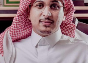 الدكتور فهد العريشي يُجري عملية جراحية