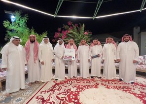 مدير عام جمعية كبدك يسلم التقرير السنوي لرئيس شركة الوسائل