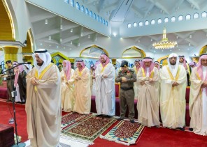 نائب أمير الشرقية يؤدي صلاة الاستسقاء مع جموع المصلين