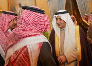 أمير تبوك يعزي أبناء غزاي العتيبي في وفاة والدهم