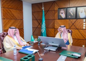 أمير الشرقية يتلقى عرضاً عن مشاريع المياه في المنطقة