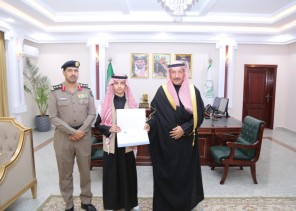 محافظ دومة الجندل يكرم متطوعي الدفاع المدني