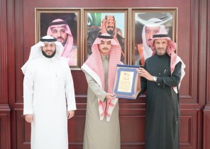 رئيس جامعة الإمام عبدالرحمن بن فيصل يستقبل ريان الشمري لتحقيقه المركز الأول