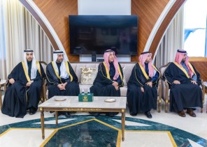 أمير الشرقية يستقبل وزير الموارد البشرية والتنمية الاجتماعية