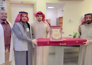 بعد خدمة أكثر من 30 عاماً.. منسوبي مركز بدع بن خلف يقومون بتكريم زميلهم السابق “مساعد بن سعد الشويلعي” بمناسبة انتهاء فترة عمله مديراً للمركز وإحالته للتقاعد