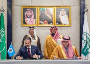 الأمير عبدالعزيز بن سعود يشهد توقيع اتفاقية إنشاء مكتب إقليمي للإنتربول بمنطقة الشرق الأوسط وشمال أفريقيا على أراضي المملكة