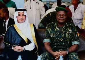 شاهد.. سفير المملكة بجمهورية غينيا «الدكتور فهاد بن عيد الرشيدي» يشهد فعاليات تدشين القافلة الطبية السعودية لخدمة شعب غينيا