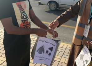 فريق بسمة شمالية يوزع كسوة الشتاء على عمال النظافة