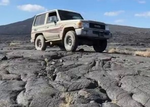 بالفيديو.. المسند يكشف عن أهمية جبل الأبيض  وصخوره البيضاء الفريدة