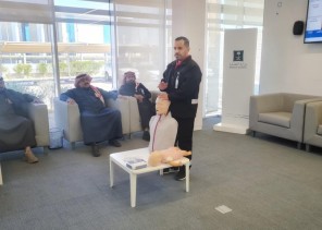 تجارة الجوف تقيم ورشة تدريبية حول الإسعافات الأولية واستخدام جهاز الصدمات