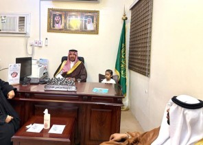 الأمير عبدالاله بن عبدالرحمن يزور جمعية كسوة الكاسي بجازان ويتسلم العضوية الشرفية