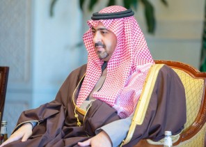 نائب أمير تبوك يكرّم الطلاب والطالبات الفائزين بجوائز” منافس” في مساراتها الخمسة
