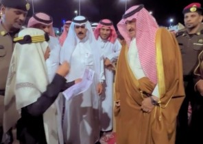 بمشاركة محافظ الكامل.. طفل صغير يخطف الأنظار خلال احتفالات يوم التأسيس في مركز الغريف (فيديو)