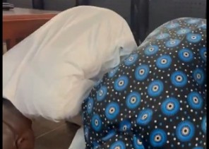 بالفيديو.. والدا التوأم السيامي البوركيني يسجدان شكرًا بعد نجاح عملية فصلهما بالرياض