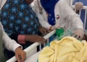 بعد نجاح عملية فصلهما.. بالفيديو: انهيار والدي التوأم السيامي البوركيني من شدة الفرح في اللقاء الأول مع طفلتيهما