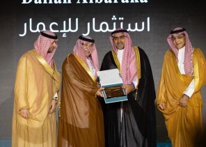 وزير التجارة يكرّم مجموعة دله البركة في منتدى مكة للحلال 2025