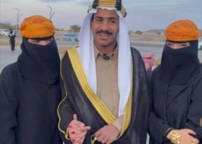 بـ”الأزياء الشعبية في حائل”.. بالفيديو: عريس وزوجته يحتفلان بزواجهما ضمن فعاليات يوم التأسيس في حائل