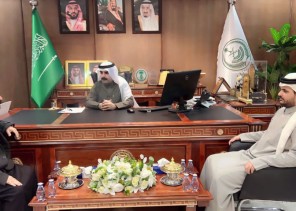 «فرحان منور بن خزيم» وفريق العمل التطوعي يزورون محافظ الحائط.. ويقدمون التهاني والتبريكات لأمير منطقة حائل بمناسبة التمديد له